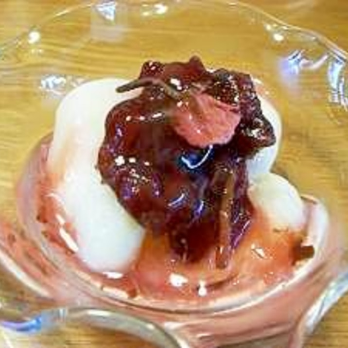 桜のソースをかけた小豆白玉団子